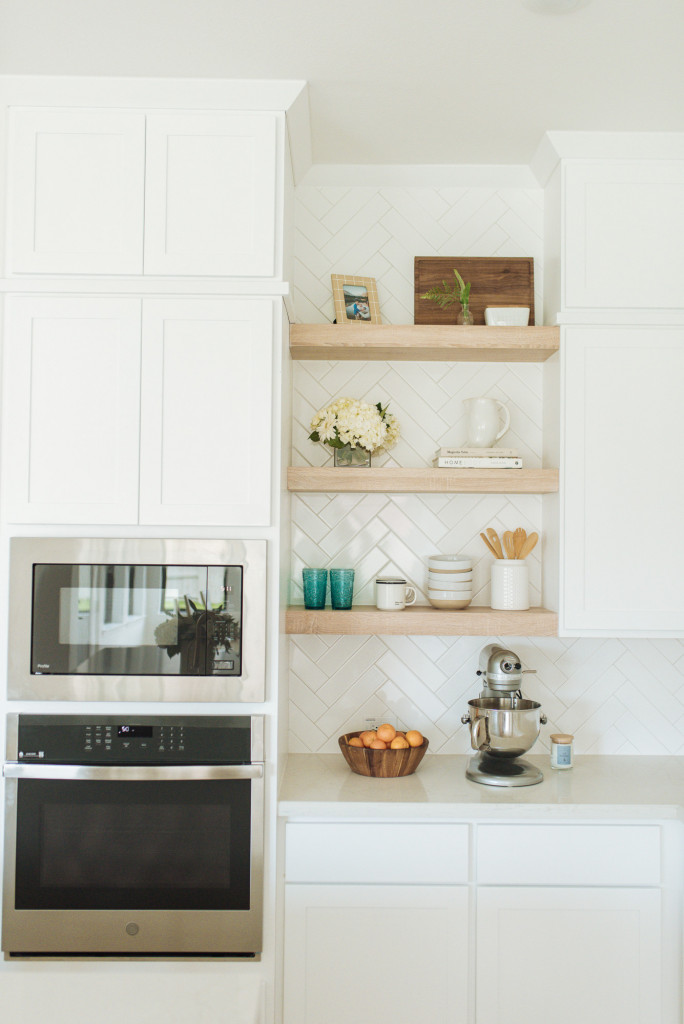 HOW TO DECORATE YOUR OPEN SHELVES THAT'S BOTH FUNCTIONAL AND DECORATIVE ...