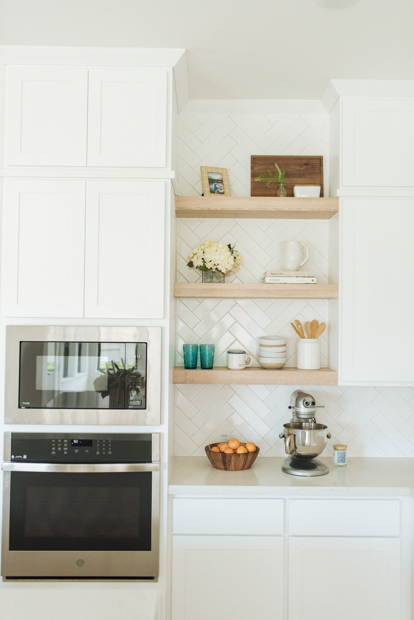 HOW TO DECORATE YOUR OPEN SHELVES THAT'S BOTH FUNCTIONAL AND DECORATIVE ...